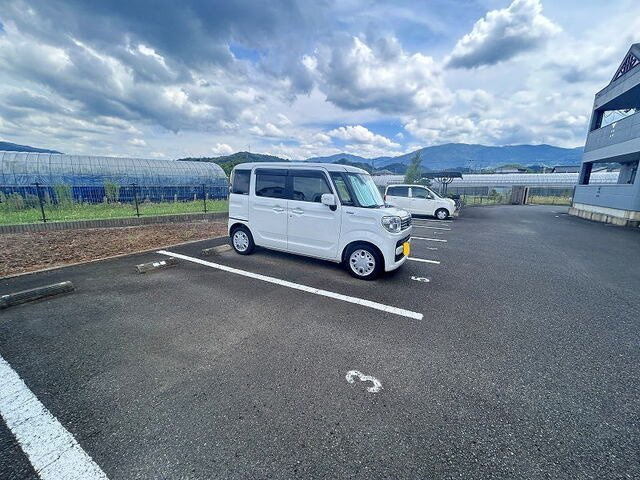サンパティオの駐車場|車をお持ちの方に嬉しい駐車場付きの物件です