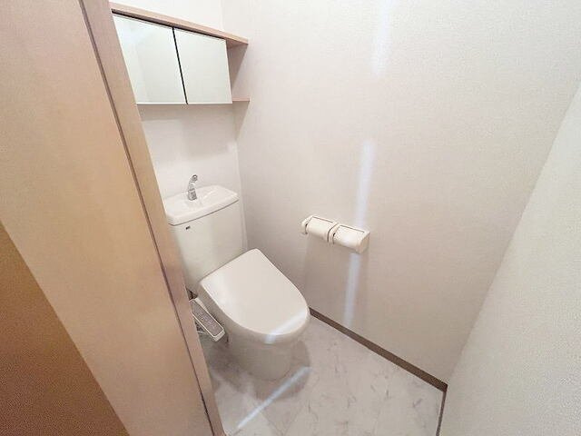 サンパティオのトイレ|落ち着いた色調のトイレです