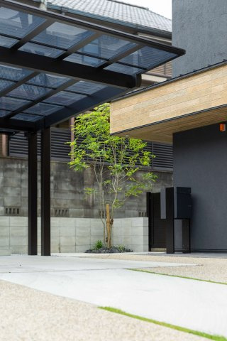 千種区霞ケ丘１丁目戸建の駐車場|玄関前には宅配ボックス付きのポストを配置しています