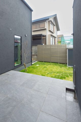 千種区霞ケ丘１丁目戸建の庭|中庭の正面は木調のフェンスで目隠しして、より使いやすく