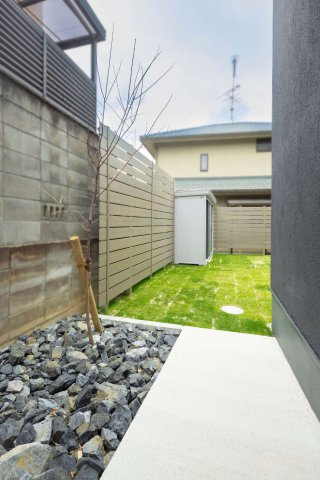 千種区霞ケ丘１丁目戸建の庭|玄関からお庭に続く通路