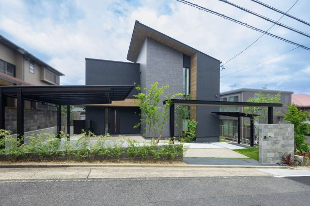 千種区霞ケ丘１丁目戸建の外観|広い間口にゲートを設置してエントランスとして高級感のあるデザイン。