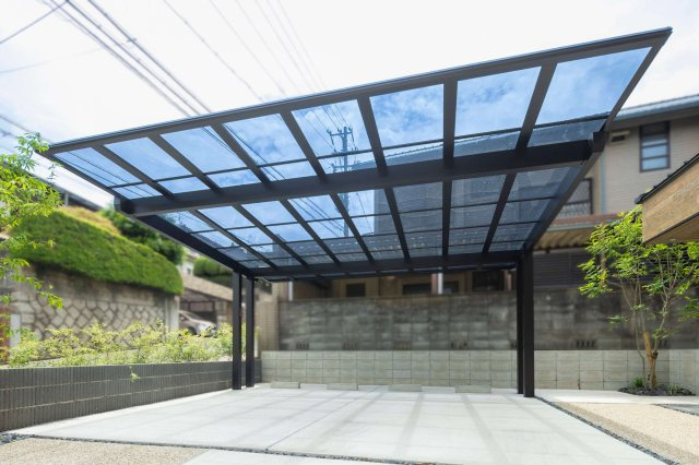 千種区霞ケ丘１丁目戸建の駐車場|２台用カーポートは、扉の開閉時に柱が邪魔にならない後方支持タイプ
玄関前もすっきりとしています。