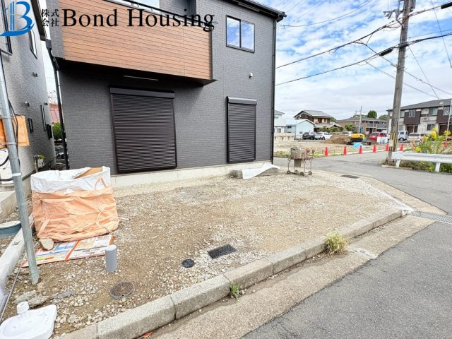 南東角地　駐車2台　長期優良　玉津町高津橋　2号棟　新築戸建の駐車場