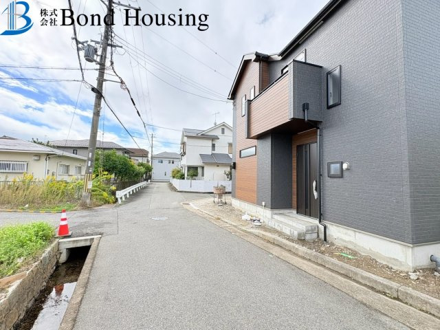 南東角地　駐車2台　長期優良　玉津町高津橋　2号棟　新築戸建の前面道路含む現地写真