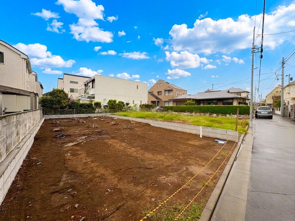 【FIT】小平市花小金井４期の外観|□工事中の現地を撮影。建物には養生シートが掛かっています。建物内覧はまだ出来ませんが、同一売主の近隣の完成実例をご案内致します□建物完成予定は、10月中旬です□