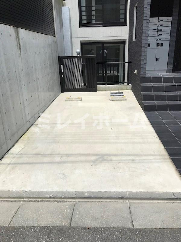 ロータス島津山の駐車場
