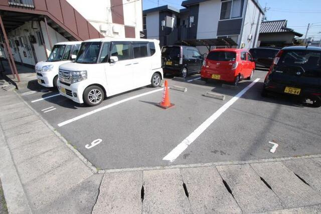 コーポ朝日Ｂ棟　の駐車場