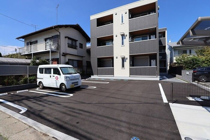サンプラムの駐車場|駐車スペースもあります