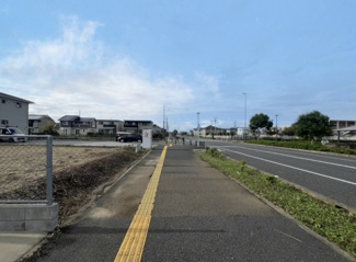 【前面道路含む現地写真】 | グランファミーロ袖ヶ浦駅前　土地　袖ヶ浦駅 | 歩道も整備されています。