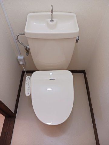 新井ハイツのトイレ|落ち着いた色調のトイレです