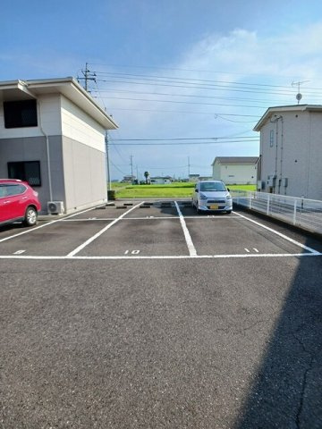 サニーホームズ　Ｂの駐車場|駐車場に車を止められます