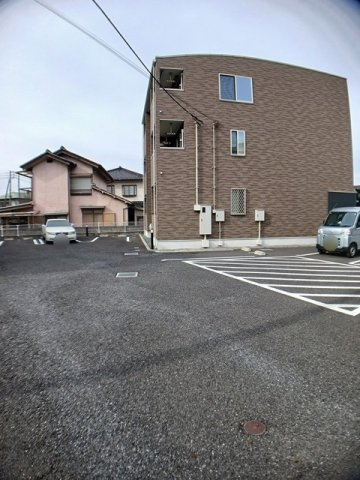 オランジュリーの駐車場|車をお持ちの方に嬉しい駐車場付きの物件です