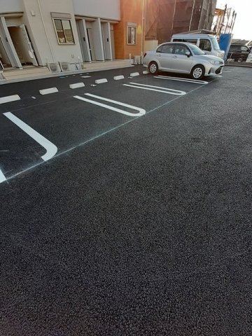 シャルマンの駐車場|車をお持ちの方に嬉しい駐車場付きの物件です