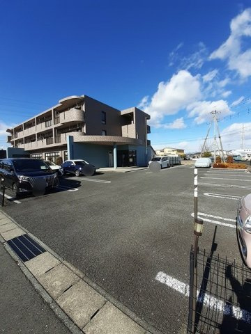 グランドレジデンスの駐車場|駐車場があるので、車を買う予定の方も安心です