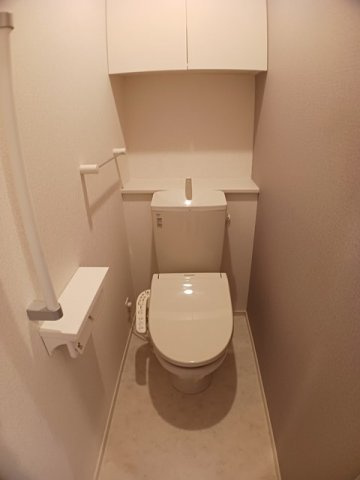 ブルローネのトイレ|落ち着いた色調のトイレです
