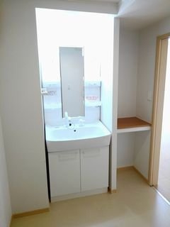 ラビスⅠの洗面所|ゆったりとスペースのある洗面所
