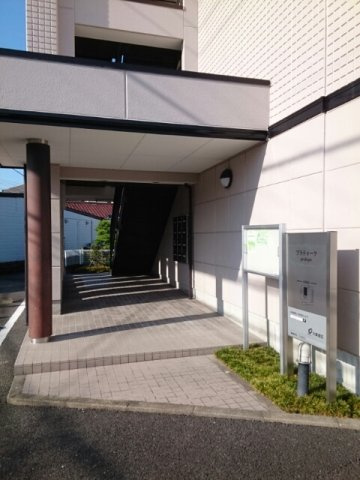 プラティークのエントランス|ゆとりのあるエントランスです