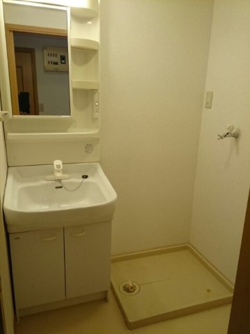 プラティークの洗面所|ゆったりとスペースのある洗面所