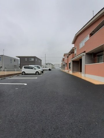 フィオーレ　プリート　Ⅰの駐車場|車をお持ちの方に嬉しい駐車場付きの物件です