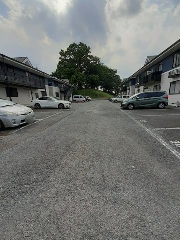 ツインヒルズ　Ａの駐車場|車をお持ちの方に嬉しい駐車場付きの物件です