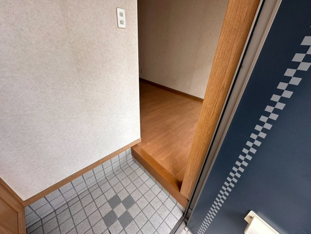 Y'sメゾネットCの玄関|収納もある玄関です