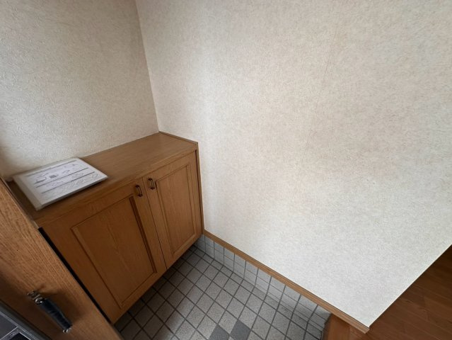 Y'sメゾネットCの玄関|明るい玄関です