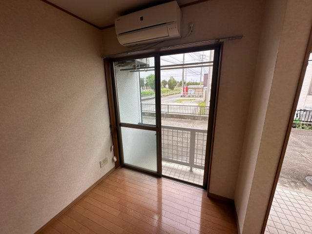 Y'sメゾネットCの洋室|個人の部屋や寝室として使える洋室です