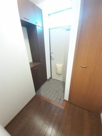ソレアードＢの玄関|明るい玄関です