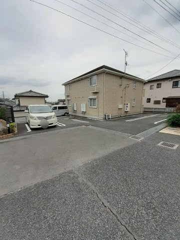 ゴールドグレイス　Ⅲ・Ｂの駐車場|車をお持ちの方に嬉しい駐車場付きの物件です