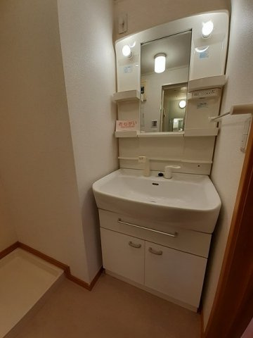 ベルデュールⅣの洗面所|明るい洗面所です