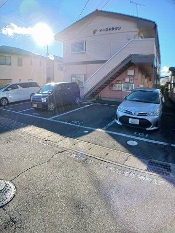 イーストタウンの駐車場|車をお持ちの方に嬉しい駐車場付きの物件です