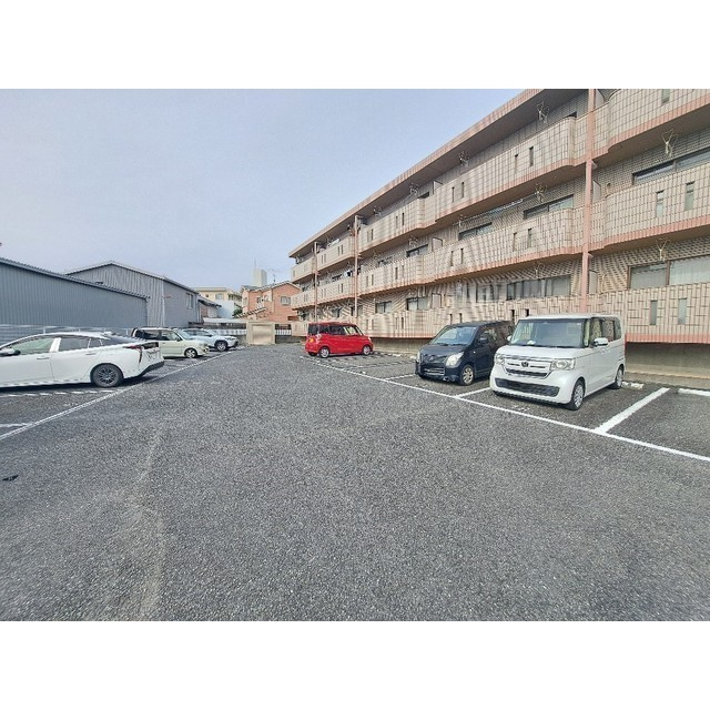 第七サンライフ大嶋の駐車場|車をお持ちの方に嬉しい駐車場付きの物件です