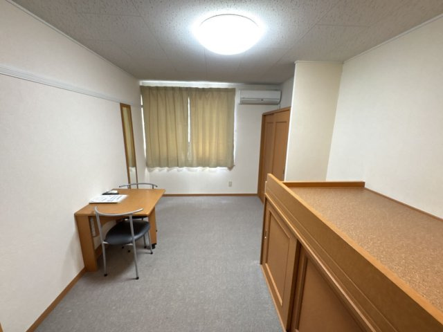 レオパレスルクスⅢの居間・リビング|1階はフローリング、2階はじゅうたんです。