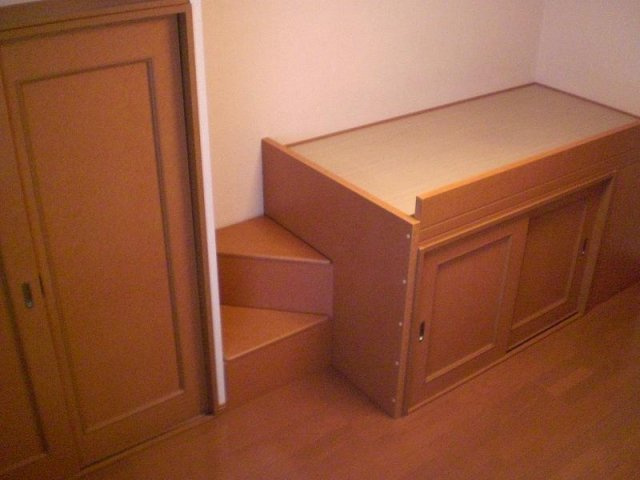 レオパレスルクスⅢの居間・リビング|1階はフローリング、2階はじゅうたんです。