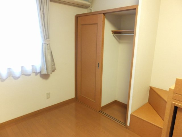 レオパレスルクスⅢの内装|1階はフローリング、2階はじゅうたんです。