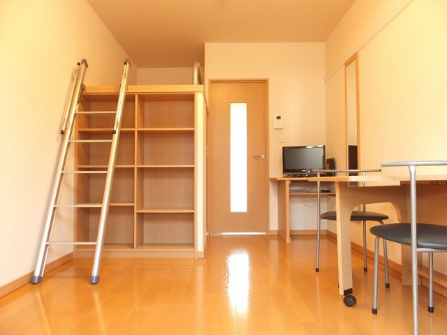レオパレスＴＨ前橋の居間・リビング|1階はフローリング、2階はじゅうたんです。