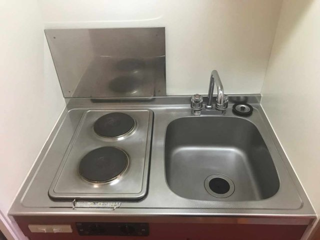 レオパレスシティパルＡのキッチン|二口電気コンロはお手入れも楽ちんです
