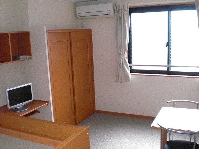 レオパレス山王の内装|奥にクローゼットがあります