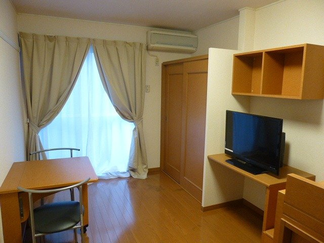 レオパレスＥＡＳＥⅠの居間・リビング|1階はフローリング、2階はじゅうたんです。