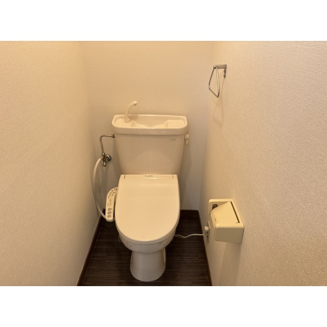 コーポ東日本Ⅰのトイレ|落ち着いた色調のトイレです
