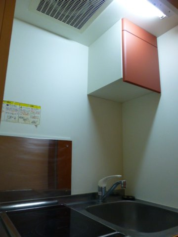 レオパレス山王のキッチン|電気コンロ2口。上部、棚も便利です♪