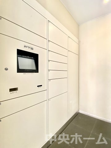クレストフォルム本所吾妻橋の設備|【宅配ボックス】在宅時・不在時に関わらず、居住者の代わりに非対面で宅配物を受け取ってくれる便利な設備です。わかりやすくご説明致しますので見学時にはお部屋だけではなく共用部分もぜひチェックしてください。