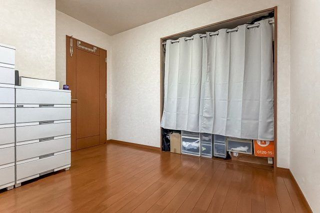 クレストフォルム本所吾妻橋の洋室|【洋室】快適に過ごす条件は、一人ひとり違います。だからこそ飾り過ぎないシンプルな内装と偏り過ぎないデザインで統一しております。居住していく中でオーナー様だけの【マイホーム】に創り上げて下さい