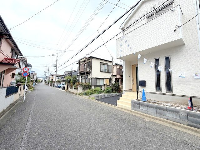 福生市北田園1丁目全1棟　新築戸建の前面道路含む現地写真
