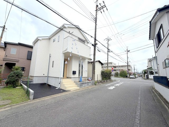 福生市北田園1丁目全1棟　新築戸建の前面道路含む現地写真