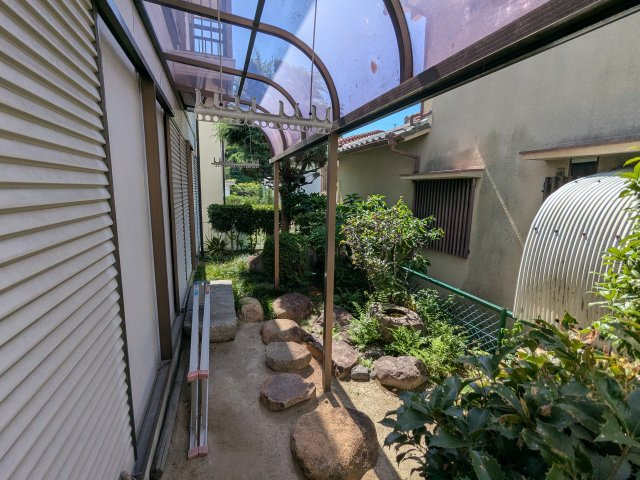 東（アズマ）貸家の庭