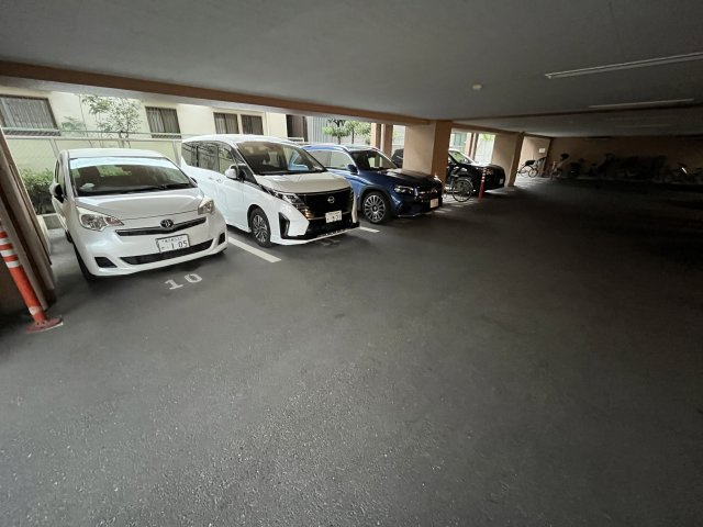 アーバンドルフ甲子園口の駐車場