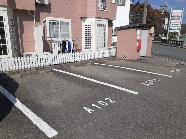 メイプルコートΙの駐車場