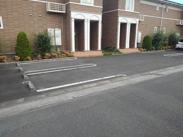 マン　ウンド　フラウ　Ａの駐車場